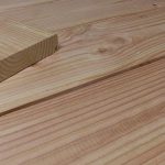 Als eines unserer dauerhaftesten, in unseren Wäldern vorkommenden Nadelhölzer wird die Douglasie bevorzugt im Landschafts- und Gartenbau eingesetzt. Das Holz für die Terrassendielen stammt aus der Region und zeichnet sich durch seine gute Bearbeitbarkeit und einen lebhaften Charakter aus.