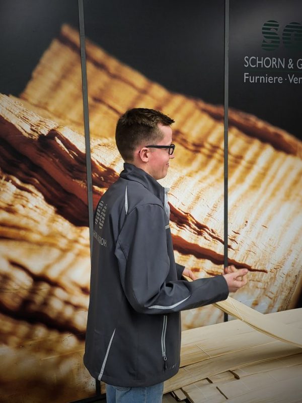 Nahaufnahme_von_Leo_Weyherter__in_der_seine_Leidenschaft_fuer_die_Holz-_und_Furnierindustrie_zum_Ausdruck_kommt