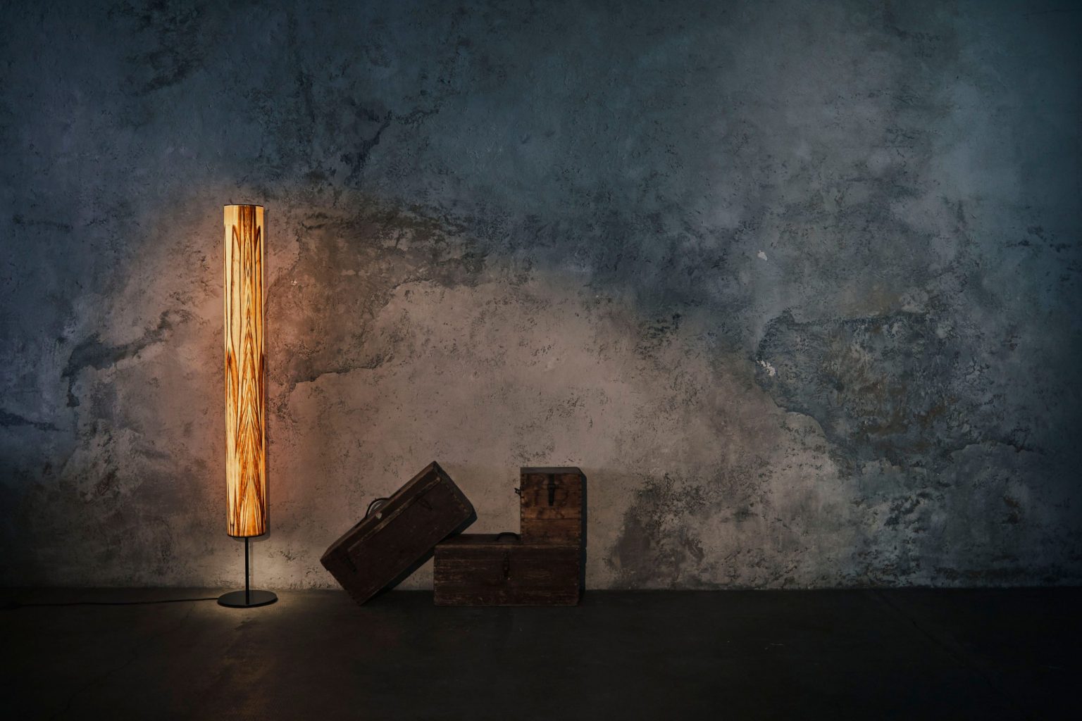 MUTO_LIGHT_Impressionen_hinterleuchtete_Furniere_Furniertrends_Satin_Nussbaum-scaled